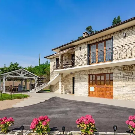 La Casona De Proxima A Ribadesella * Llovio